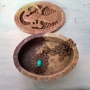 Soapbox (like new) INDIA    (A beautiful Peacock Carving Trinket)